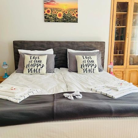 Spacious 2 Bedrooms In The Center Of Yerevan Luaran gambar
