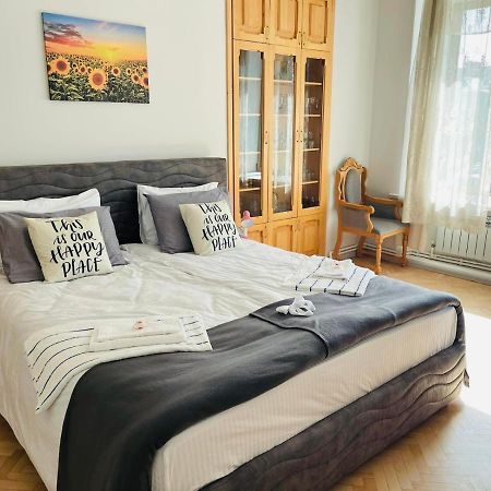 Spacious 2 Bedrooms In The Center Of Yerevan Luaran gambar