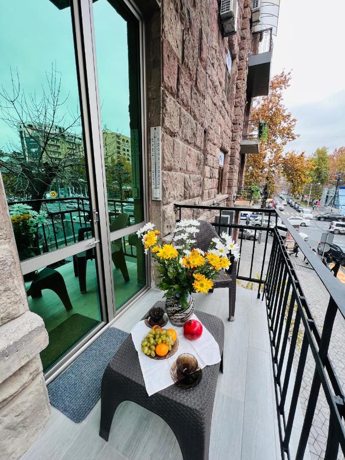 Spacious 2 Bedrooms In The Center Of Yerevan Luaran gambar