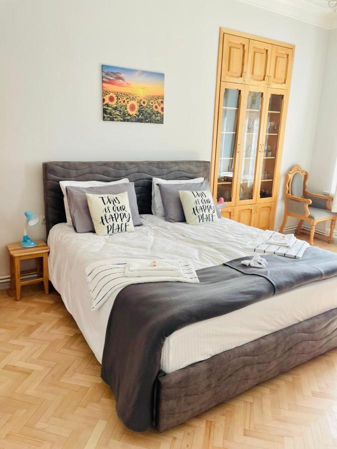 Spacious 2 Bedrooms In The Center Of Yerevan Luaran gambar